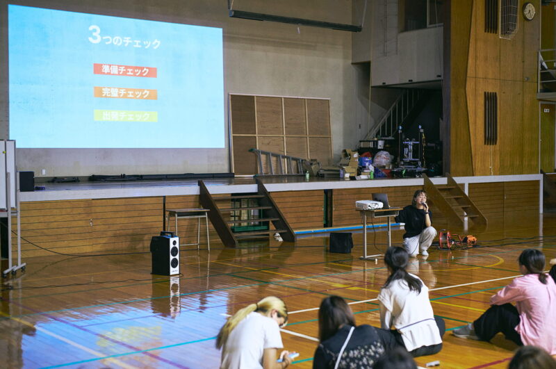 寮ミーティングで説明中