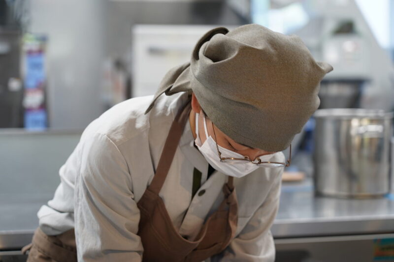 食堂でアルバイトをする松原さん