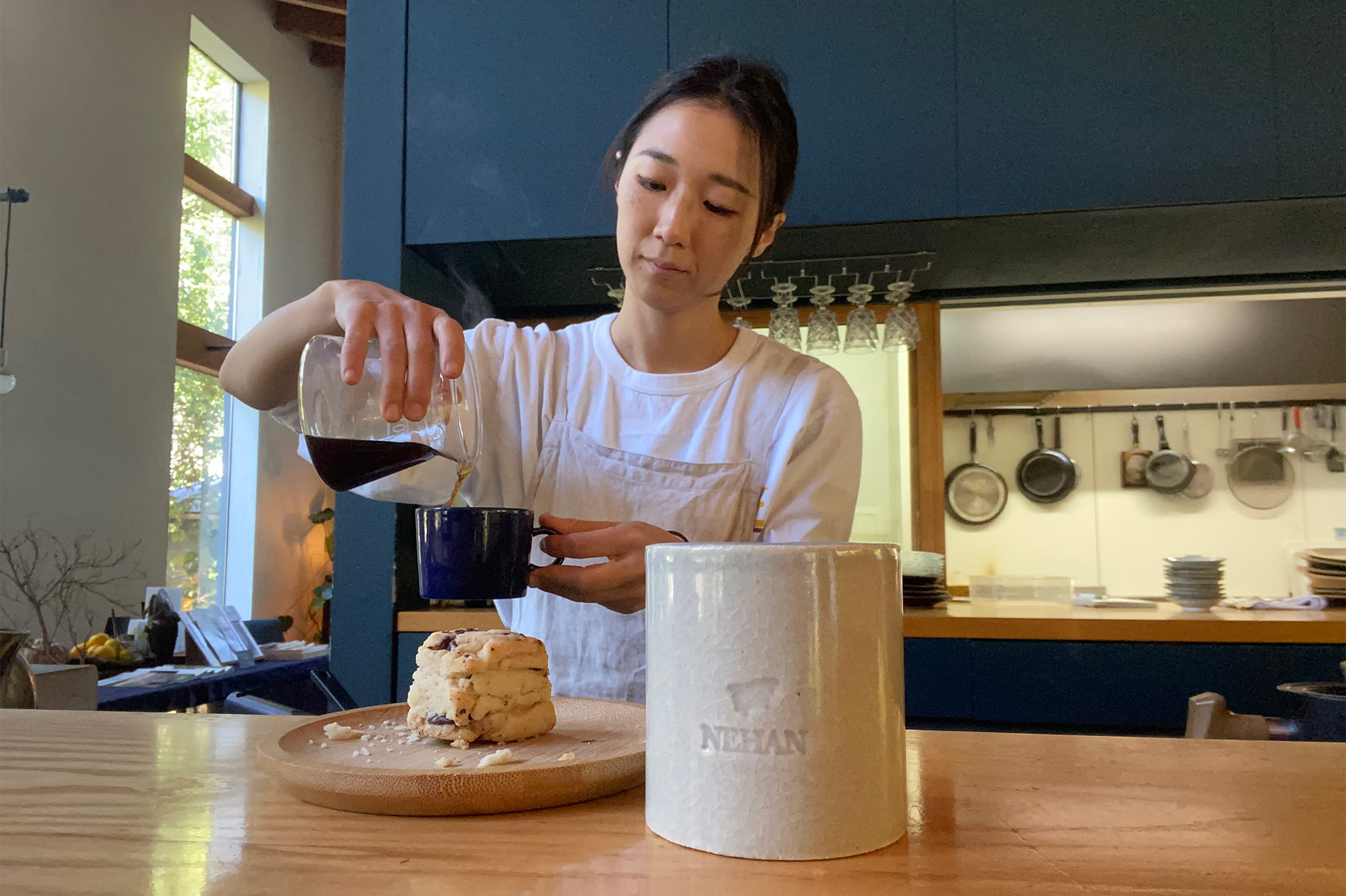 キャンドルに火を灯し、コーヒーを淹れる東さん