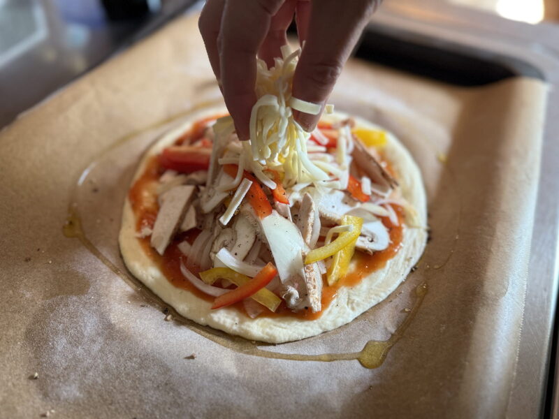 しいたけをスライスしてピザの具に