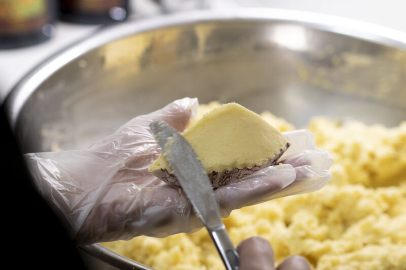 「徳島スイートポテト」を製造する様子