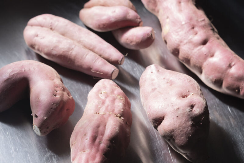 市場に並ばない規格外のなると金時