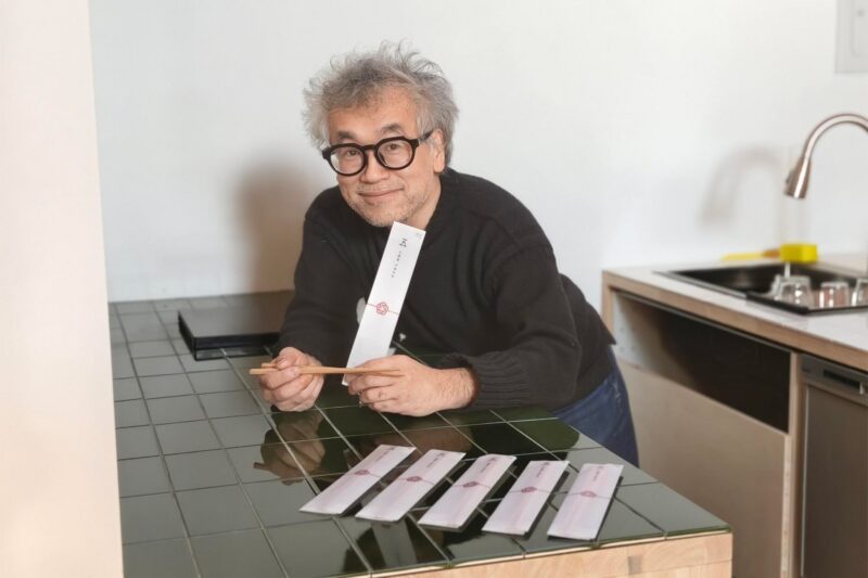 お箸を持った細山田さん