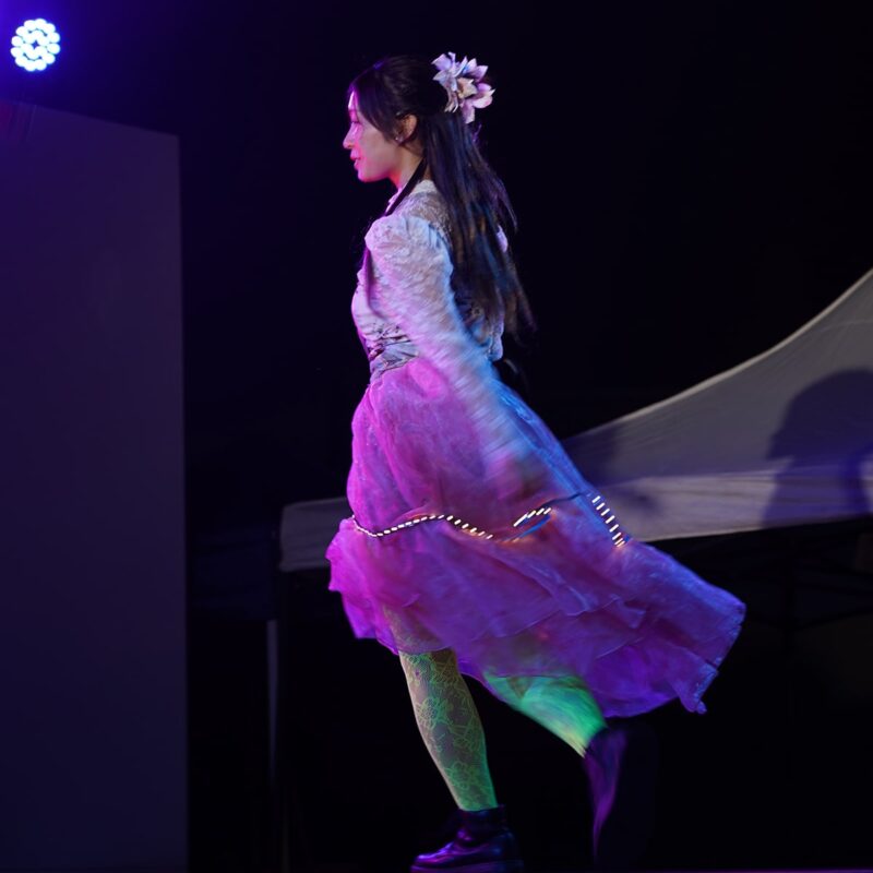 踊る理楽さん。衣装であるスカートの裾には、LEDを縫い込んでいる