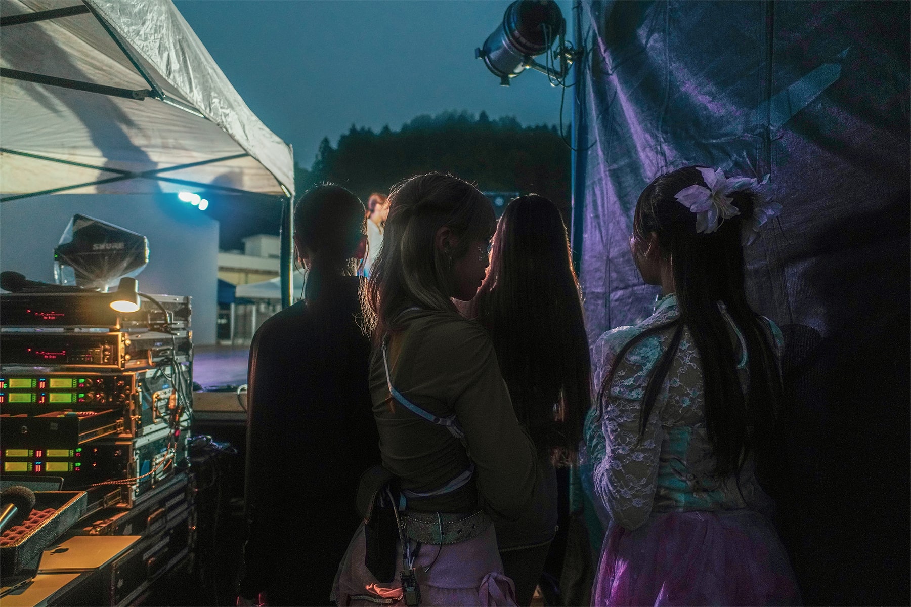 舞台袖で待機中