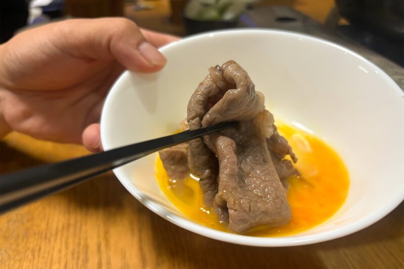 お肉を卵液に潜らせる