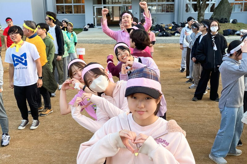 手でハートを作るチームロート