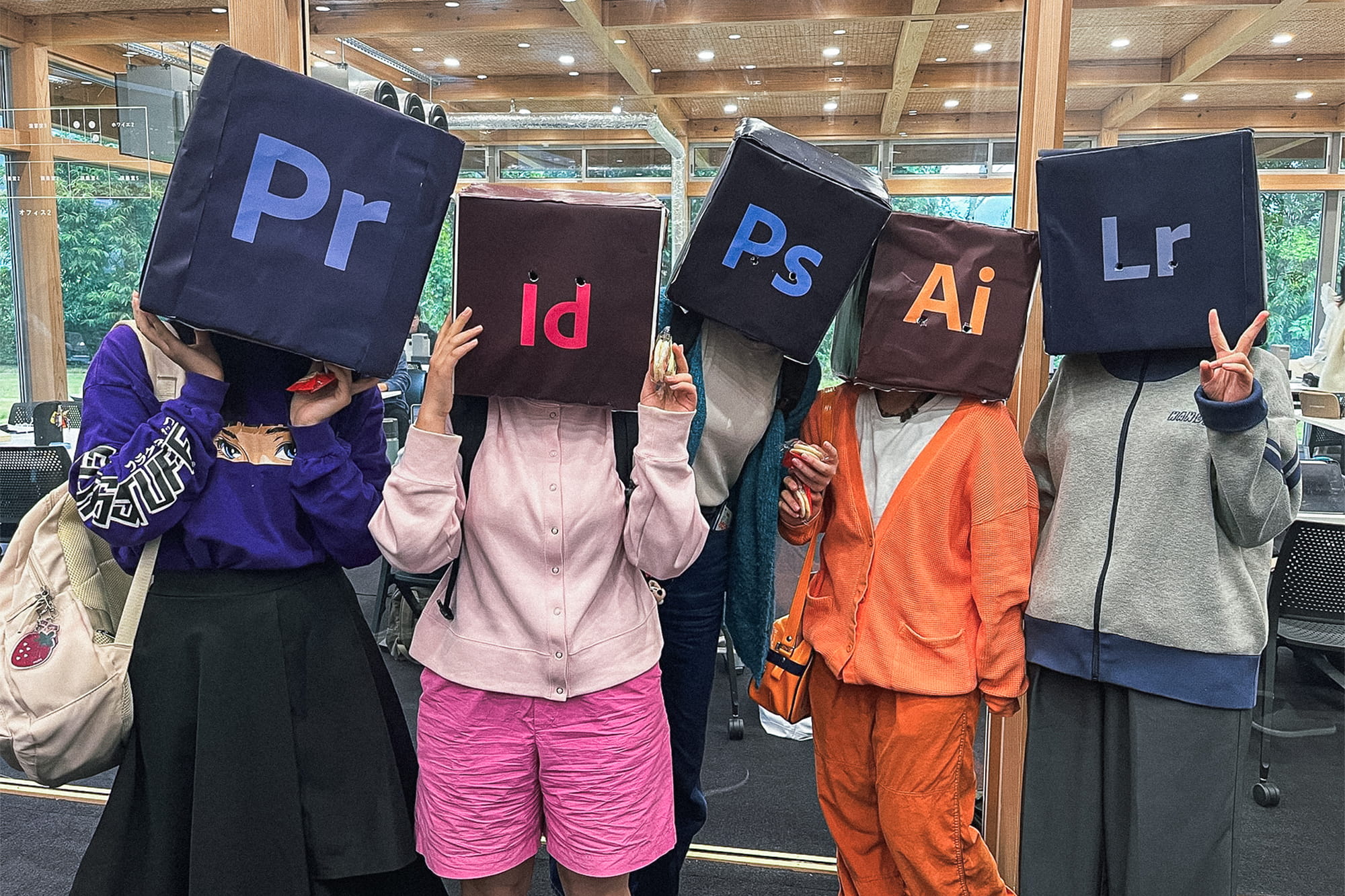 Adobeソフトのアイコンの仮装をする学生たち