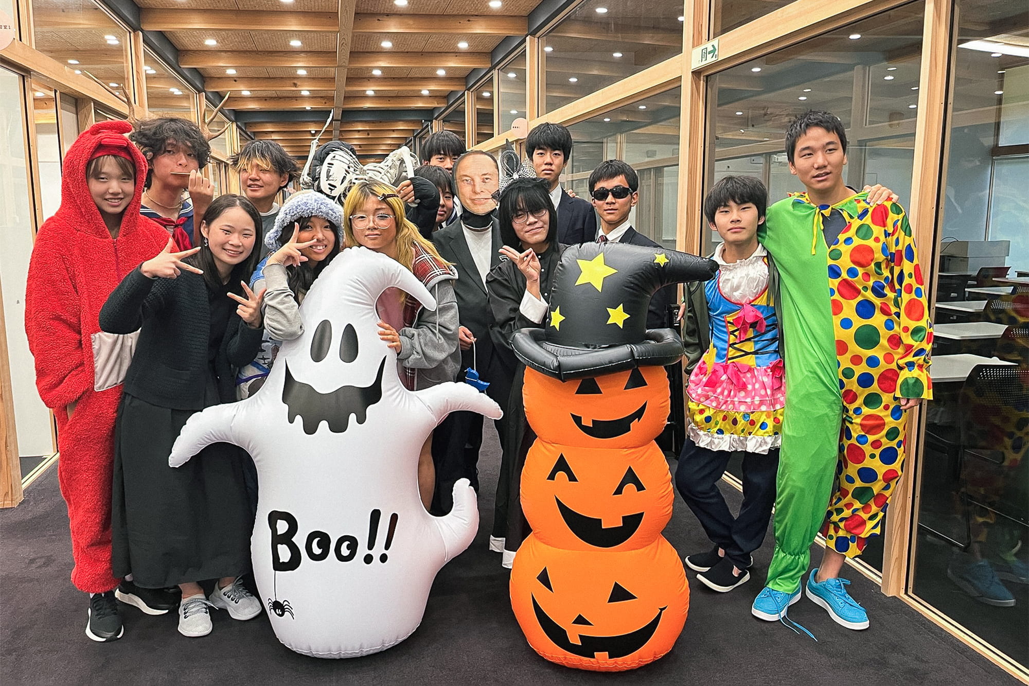 ハロウィンの仮装を楽しむ学生たち