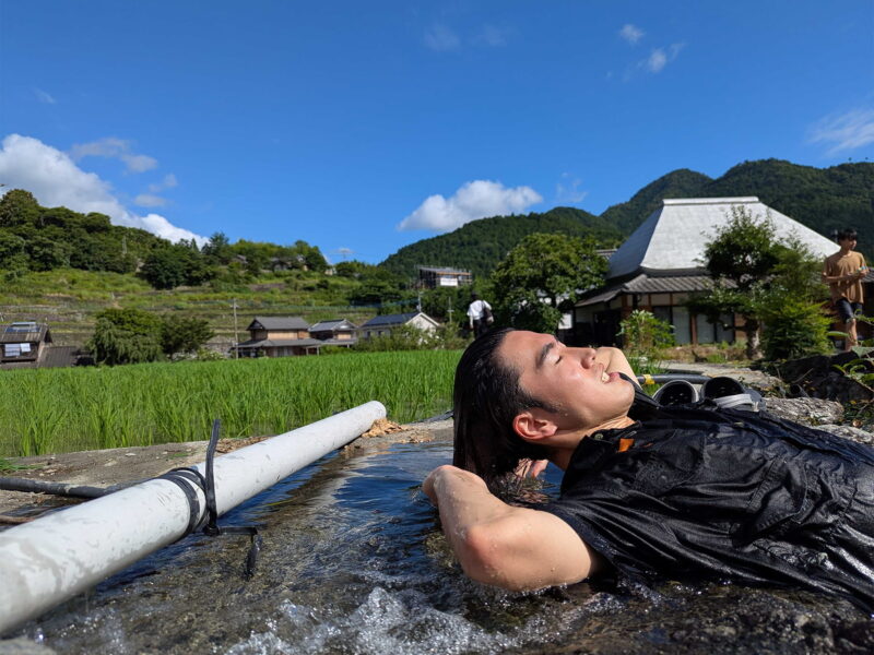 水路で頭から水を被る友人