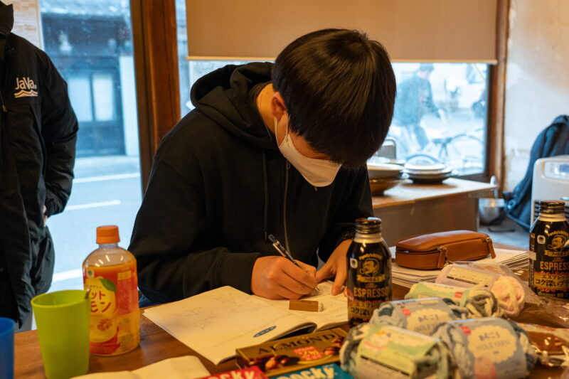 中学生が勉強をしている様子