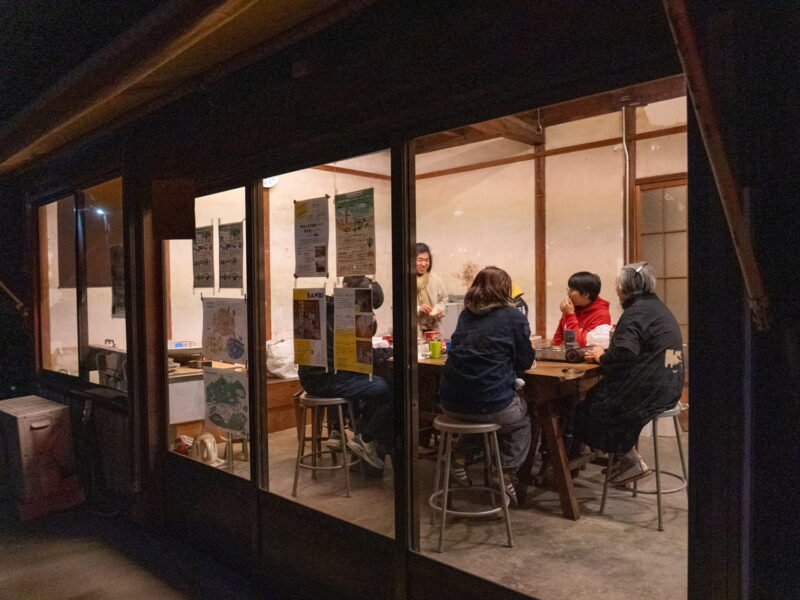 老若男女で会話中