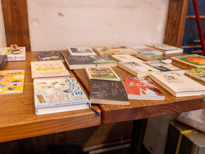 店内の一角に並ぶ「紙屋書店」の本