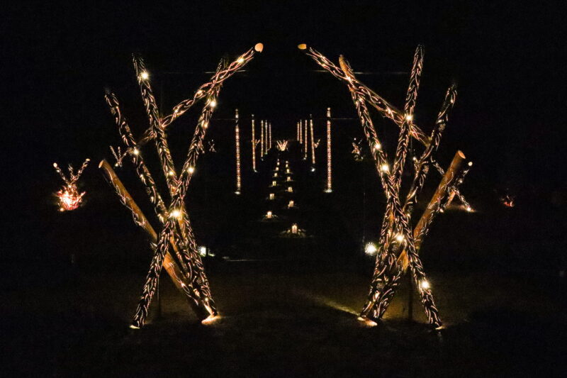 城満寺の「ゆく年くる年 竹灯り」の様子