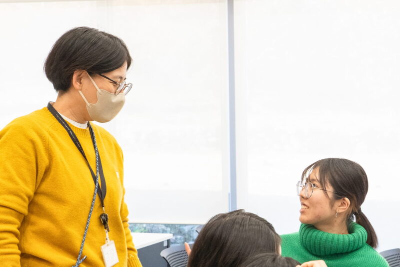 小芭音さんと英語のスタッフさんの会話の様子