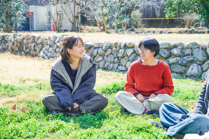 談笑する夢実さんと夏さん