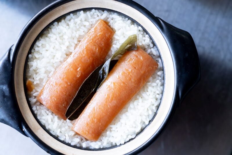 土鍋に入ったにんじんご飯