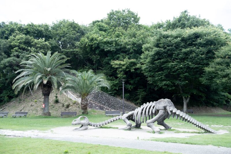 板野町歴史文化公園にある空想上の恐竜「イタノザウルス」