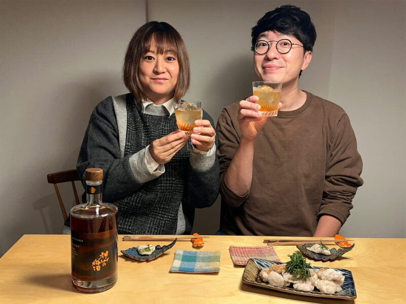 2人で梅酒を飲むみわこさん夫妻