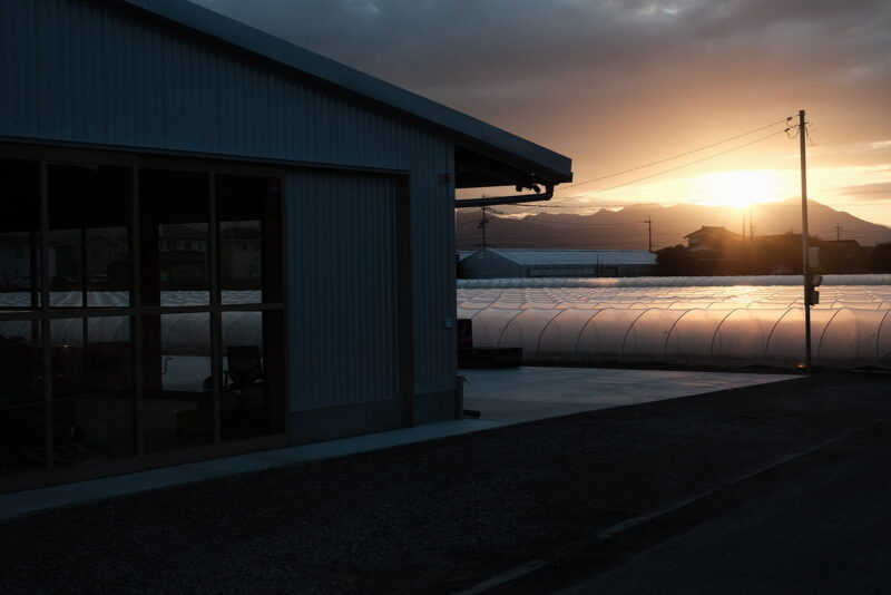 夕景の中の工房