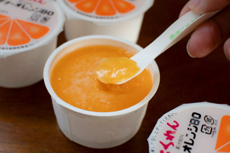 紙スプーンでゼリーをひとすくい