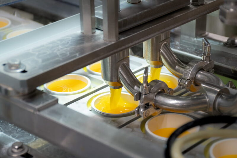 カップいっぱいに果汁を注いでいるところ。