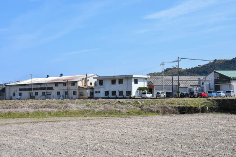 畑側から見た浅井缶詰の工場