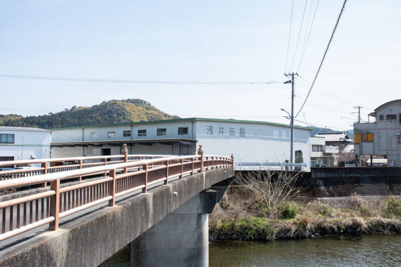 桑野川を挟んで見た浅井缶詰の工場