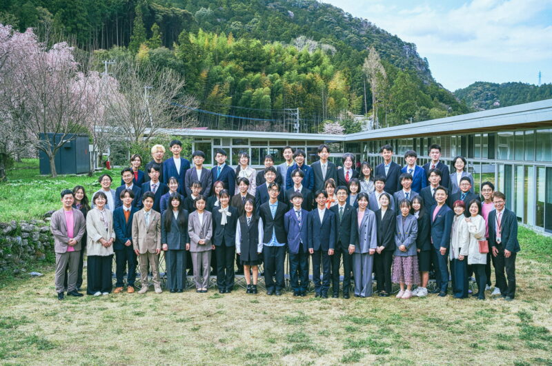 4期生とスタッフの集合写真