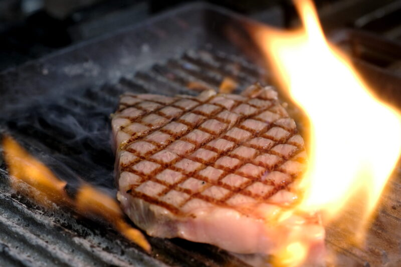 網焼きしているお肉