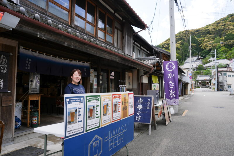 ラーメン店の軒先で販売する様子