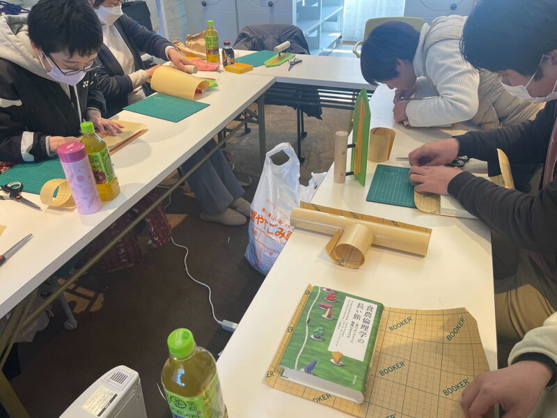 蔵書にカバーをかけてくださっている町民の方々