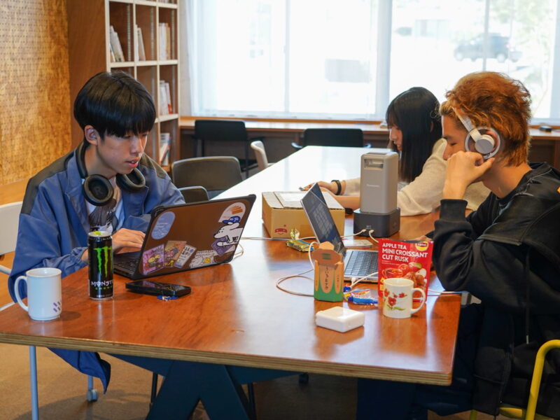 図書館に集まってゲームをする学生