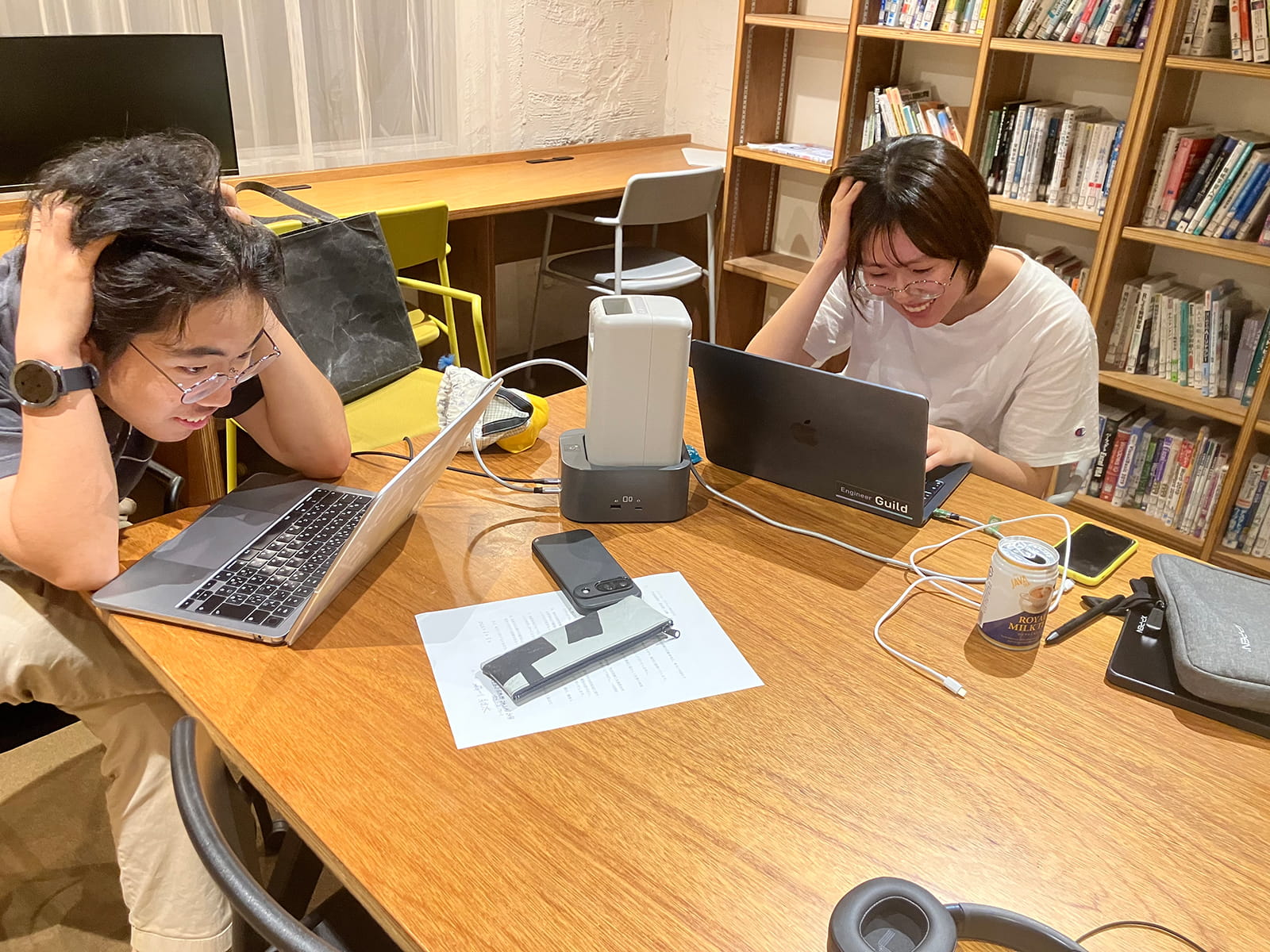 業務に励む学生