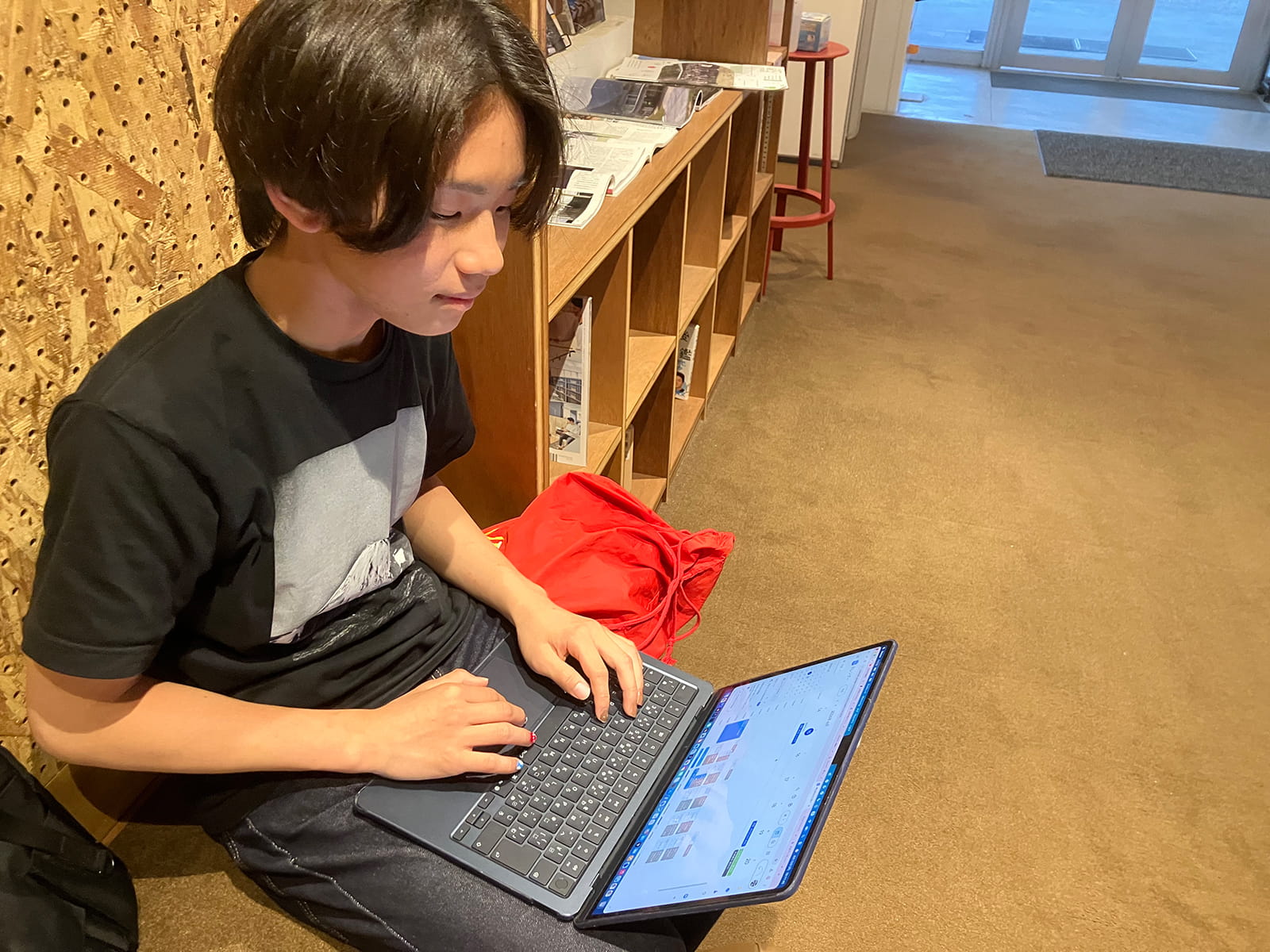 複数のタブでAIを開く学生