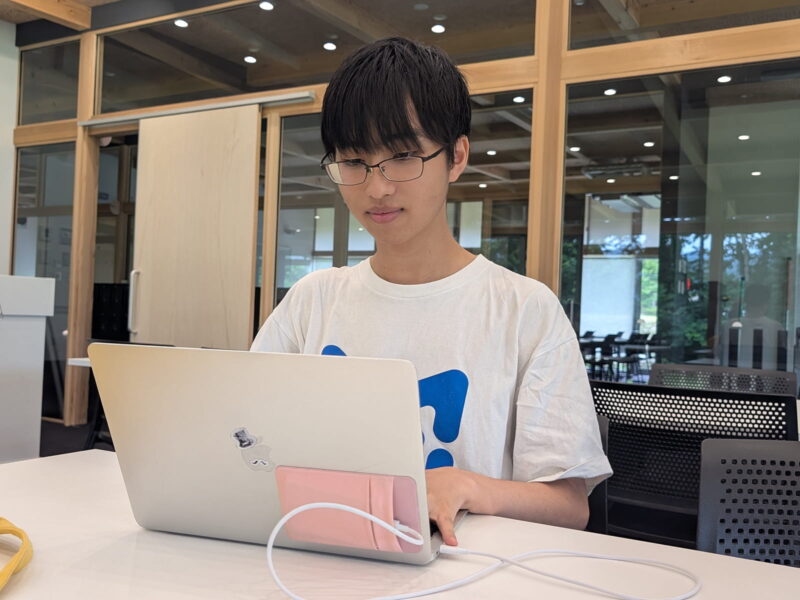 パソコンで作業中の梅原さん