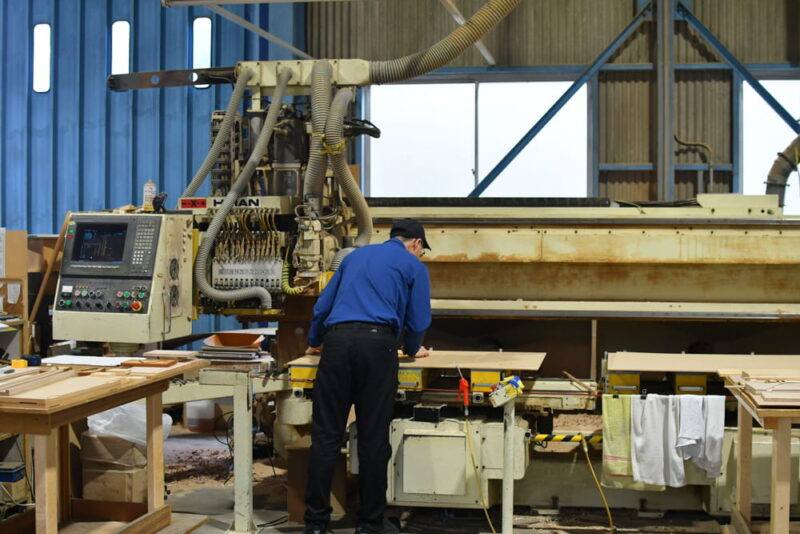 機械で材料を製作中。
