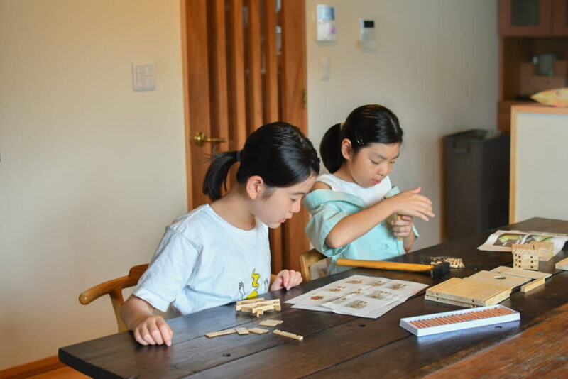 小学生の2人がキット作りに挑戦する様子