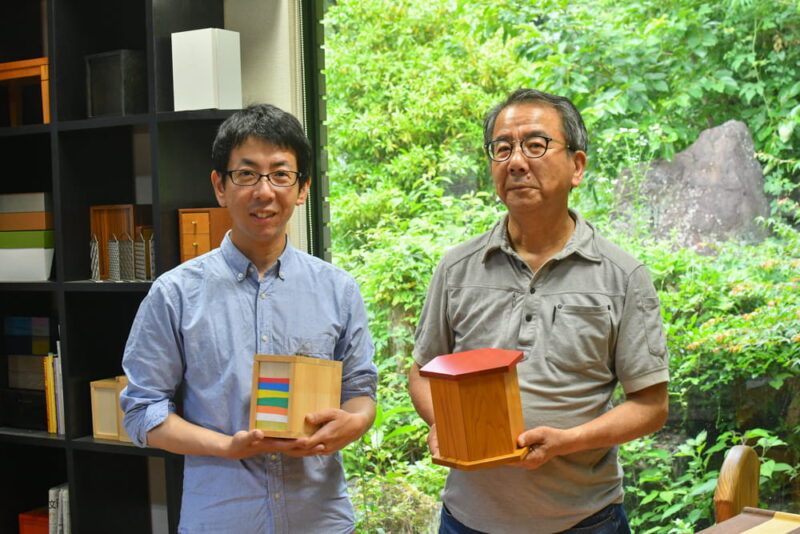 商品を持った宮瀬親子