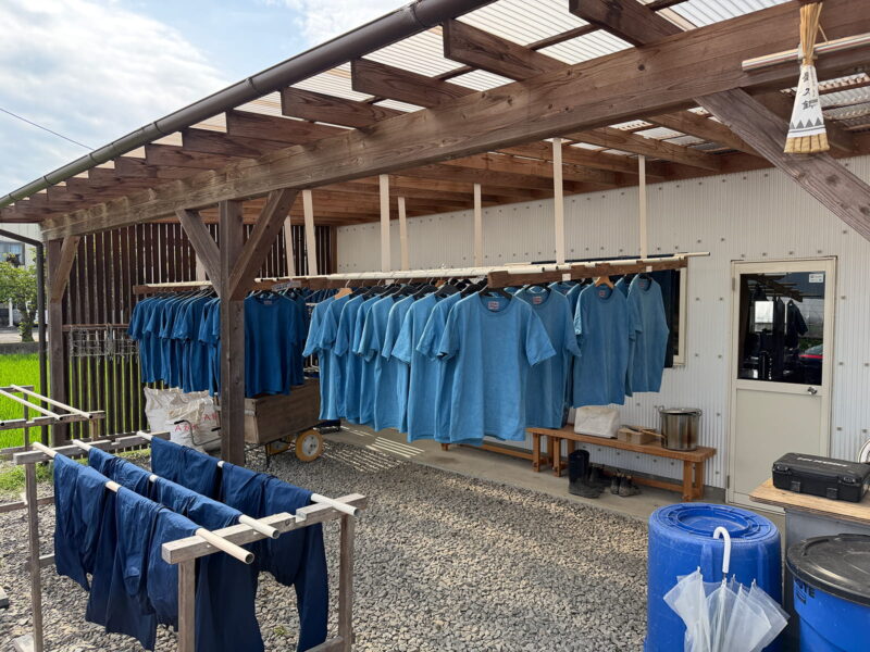 染色衣服を大量に干している様子