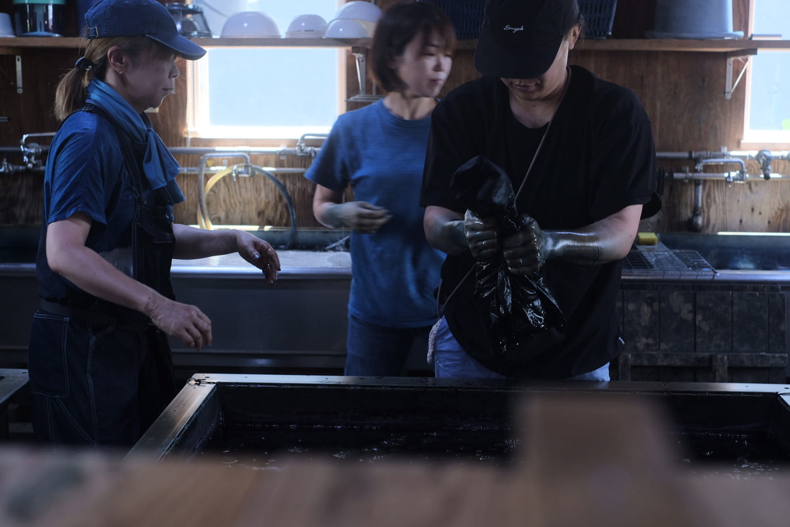 染色作業をすすめるスタッフら