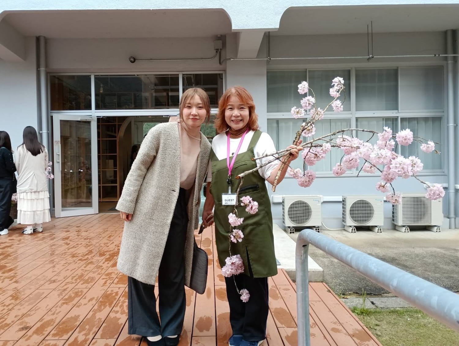 生け花を教えてくれている町民の方とりらさん