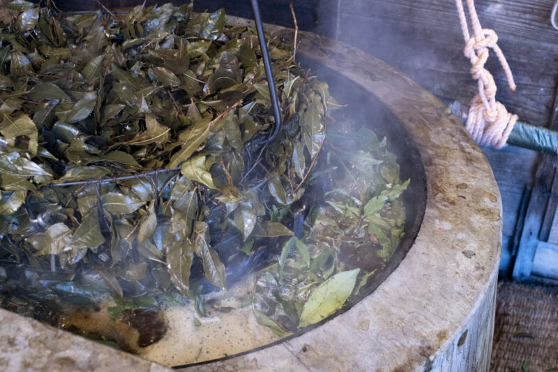 釜の中で二段重ねになったカゴ