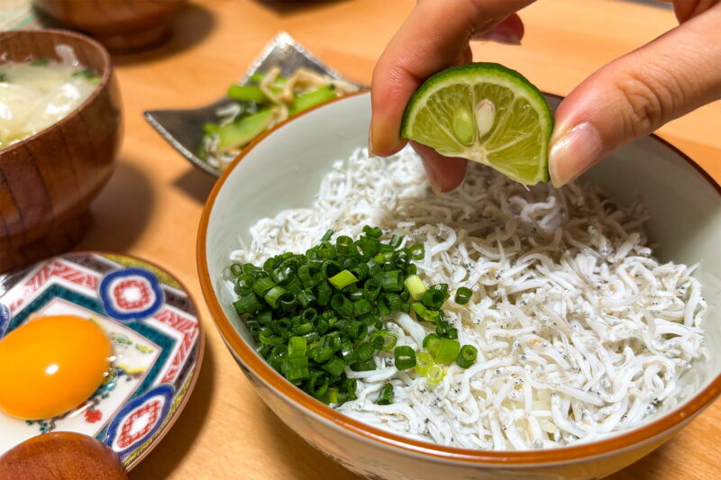 シラス丼にすだちを絞っている