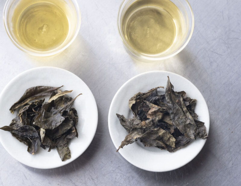 左は上勝町の阿波晩茶、右は那賀町の阿波晩茶。左の晩茶は黄色味が強く、右は薄黄色のお茶。