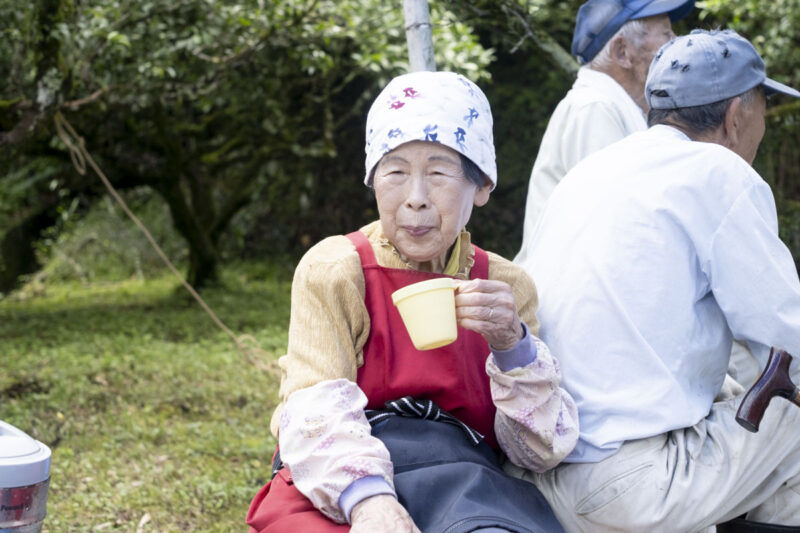 阿波晩茶を飲む田渕直代さん