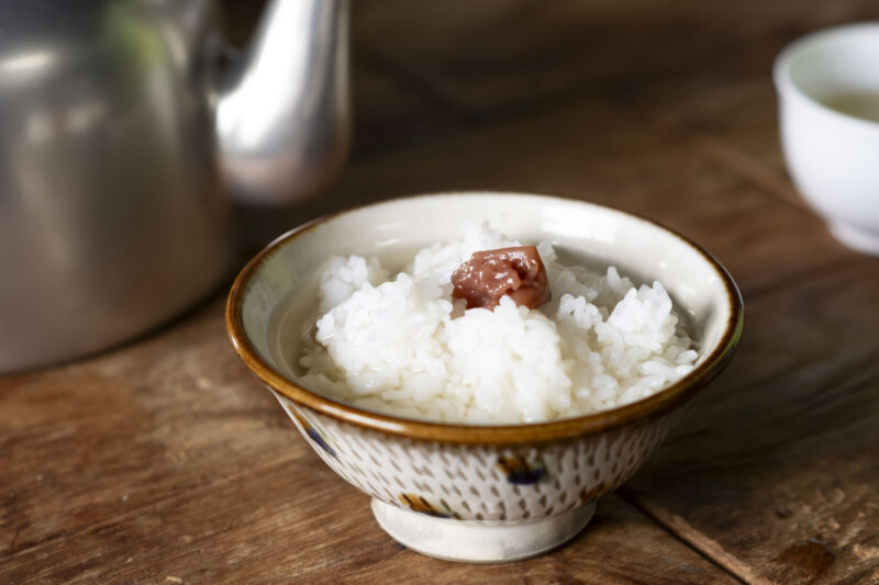 梅干しが乗った阿波晩茶のお茶漬け