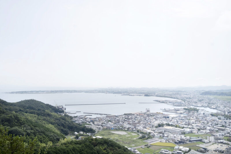 日峰神社から小松島市街地を一望